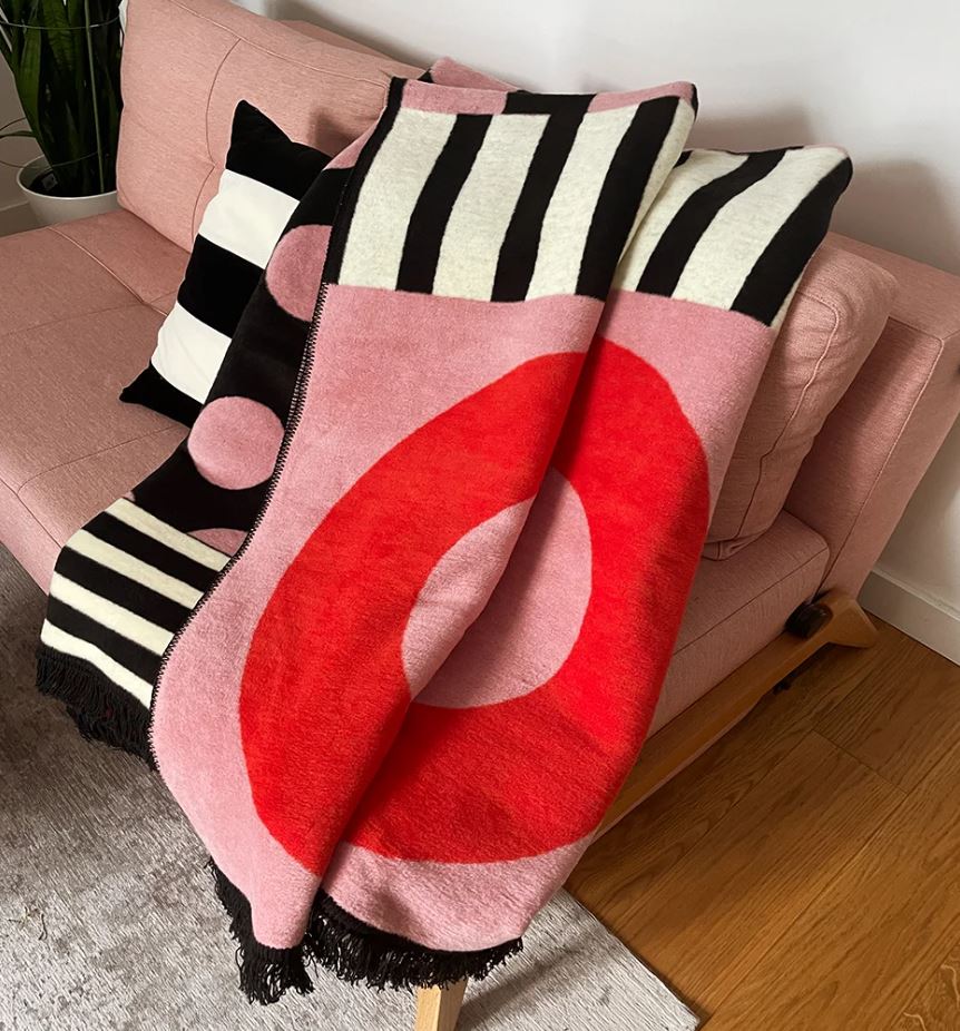 Koc 150 x 200 CAREGIVER PINK BOOBIES HOGAI - obrazek 3